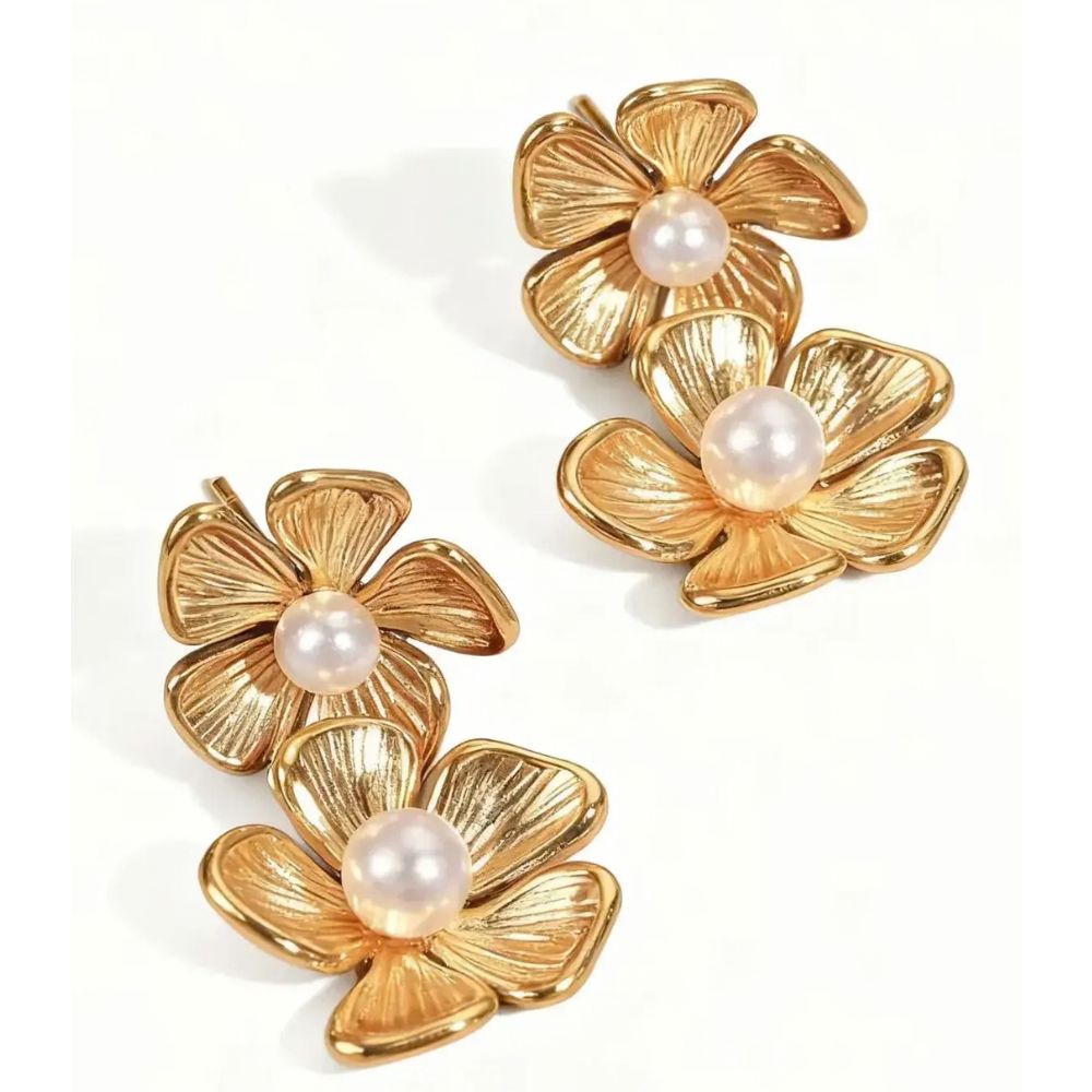 Gold flower-shaped earrings with pearls 