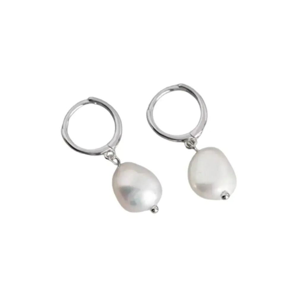 Pair of pearl earrings 